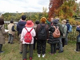 千里北公園で箕面市との市境を眺める参加者。