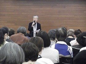 絵本について話す正置友子さん