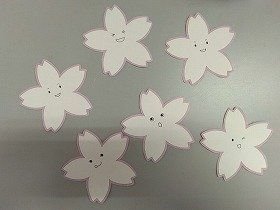 写真3　図書館フレンズさんが作った桜の花