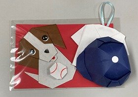 写真　11月のこどもおりがみで作った「野球のユニフォームと帽子と犬」の作品