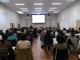 たくさんの参加者がいる会場。