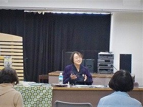 講師の安田さんが笑顔でお話されている様子。
