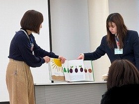 写真1　さわる絵本「はらぺこあおむし」を司書が読み聞かせをしている様子。