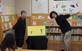 写真1　『ぺんぎんたいそう』の読み聞かせの様子。