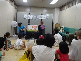 大型絵本の読み聞かせの様子。