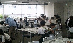 写真1　作品を作っているところ