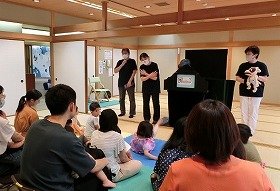 風のぶらんこの皆さんと犬のぬいぐるみ「ブッチー君」が、参加者の皆さんにご挨拶。