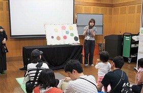 写真1　「えほんのじかんユニバーサル」で、「まんまるさん」を歌っているところ