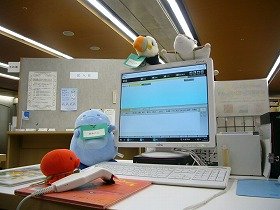 写真4　カウンターで仕事をするぬいぐるみ達