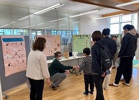 写真1：ゲームで、ここだと思う国の所にボールを入れようとしている参加者。