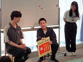 画像5　英語の絵本の読み聞かせの様子。