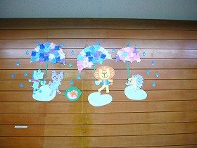 写真2　雨の中であじさいの傘を持った動物たちの装飾。
