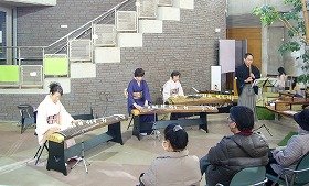 琴と尺八の演奏の様子。