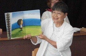 写真2　絵本の読み聞かせをする