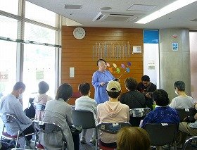 詩の朗読とギターの演奏の様子