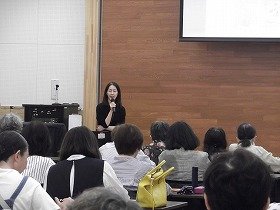 写真1　絵本について話す講師の鈴木加奈子さん。