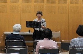 写真3　クロマチックハーモニカを演奏している写真。