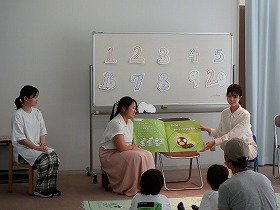 英語のえほんの読み聞かせの様子。