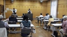 吹田警察署員が詐欺について講演している様子。