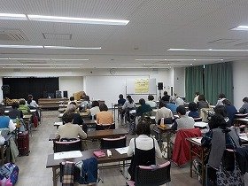 写真2：熱心に講師の話を聞く、受講生のみなさん