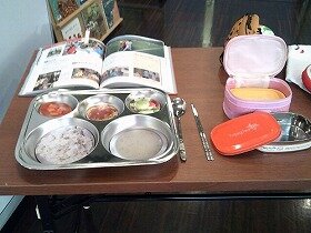 ソウルのこどもたちの学校給食。四角いお盆に、ご飯とスープ、おかずが3種類のっている。