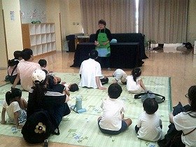 画像1　エプロンシアターを見ている子供たち