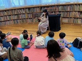 写真2　絵本「こぞうさんとおばけ」の読み聞かせの様子