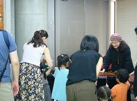 写真3　楽器をさわるために集まる親子たち。
