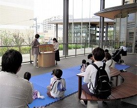 絵本の読み聞かせの様子