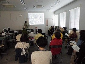 講座中に地図の説明を受けている風景