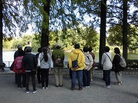 千里南公園、牛ヶ首池のほとりを散策中