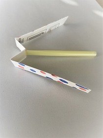 写真2　ストローを使って作る竹とんぼのような、かみコプター。