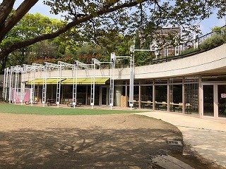 吹田市立江坂図書館の外観