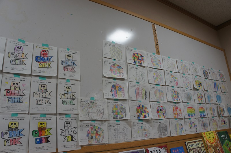 いろいろぬろう2025で千里山・佐井寺図書館によせられた応募用紙が壁に貼られている様子。