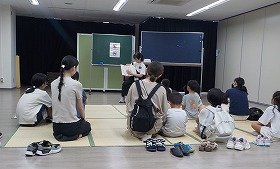 絵本の読み聞かせをしている様子の画像