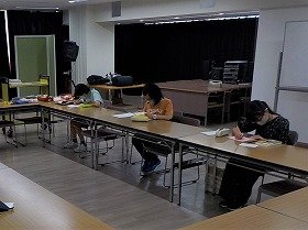 おすすめ本のPOPを作っている様子の画像