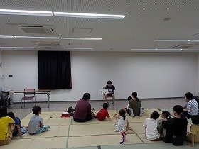 YAサポーターが絵本の読み聞かせをする様子の画像