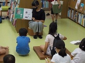 YAサポーターによる読み聞かせの様子の画像