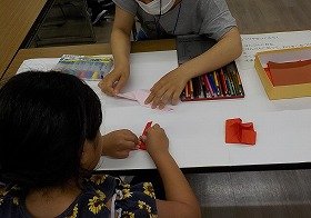 おりがみ教室でウサギを折っている様子の画像