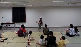 YAサポーターが絵本の読み聞かせをする様子の画像