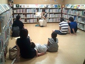 えほんのよみきかせをしている様子の画像