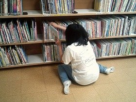 書架整理をしている様子の画像