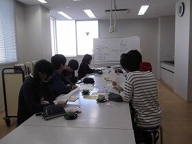 会議の様子でテーマについて意見を出している場面の画像