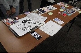 会議の様子で掲載する本を考えている場面の画像