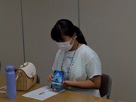 ミニ読書会で本を紹介している様子。