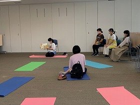 YAサポーターが親子にえほんの読み聞かせを行っている様子。