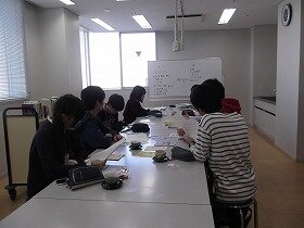 会議の様子。テーマについて意見を出している。