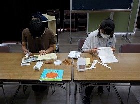 製本用ボンドを使い本の修理をするYAサポーター。