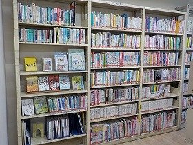 中央図書館YAコーナーの様子