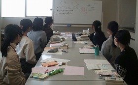 写真2　第2回てくてく特集編集委員会の様子。みんなで特集のテーマの名前を考えているところです。